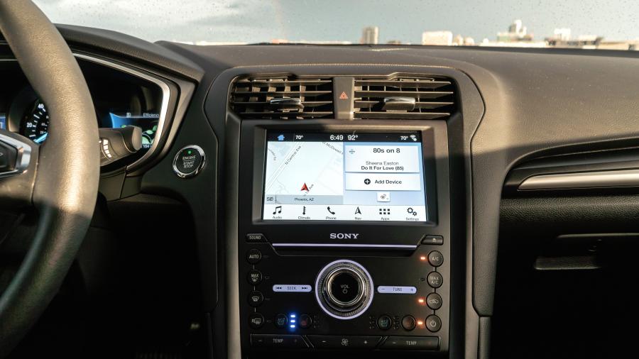 Детали интерьера Ford Fusion Energi 2018 года  (фото 9 из 26)